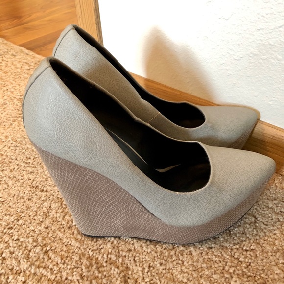 Rock & Republic Wedge Heels - Picture 2 of 8